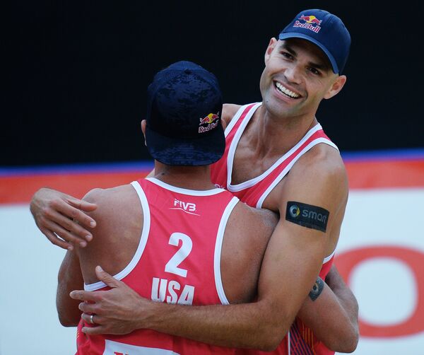 Игроки сборной США по пляжному волейболу Филипп Далхауссер (справа) и Шон Розентал