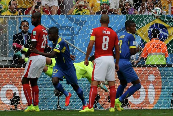 Игровой момент матча Швейцария-Эквадор