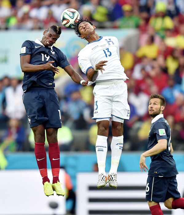 Игровой момент матча Франция-Гондурас