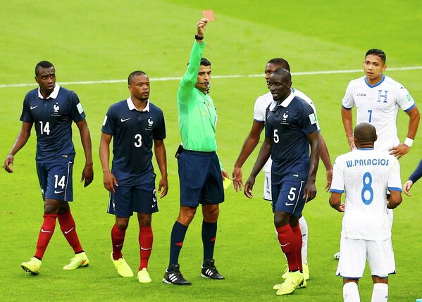 Игровой момент матча Франция-Гондурас