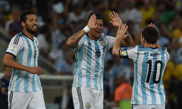 На фото: футболисты сборной Аргентины радуются забитому голу в ворота Боснии и Герцеговины.