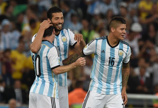 защитники сборной Аргентины Эсекьель Гарай, Маркос Рохо и нападающий Лионель Месси радуются забитому голу.
