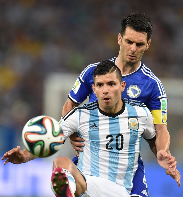 На фото: нападающий сборной Аргентины Серхио Агуэро (на первом плане) и защитник Эмир Спахич.