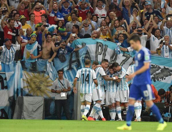 На фото: футболисты сборной Аргентины радуются забитому голу.
