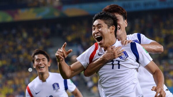 футболисты сборной Южной Кореи радуются забитому голу.
