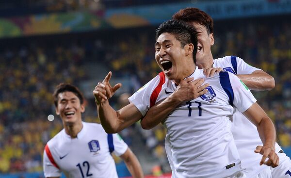 футболисты сборной Южной Кореи радуются забитому голу.