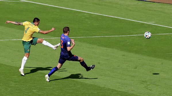 Полузащитник австралийцев Тим Кэхилл забивает мяч в ворота сборной Нидерландов