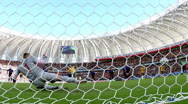 Полузащитник сборной Австралии Миле Единак реализует пенальти в ворота голландцев