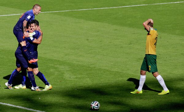 Футболисты сборной Голландии радуются забитому мячу в ворота австралийцев