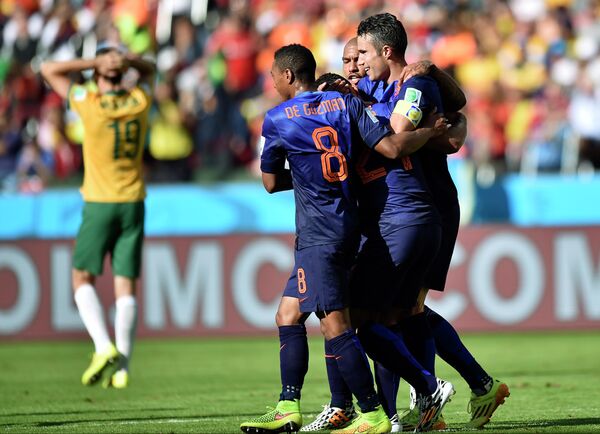 Футболисты сборной Голландии радуются забитому мячу в ворота австралийцев