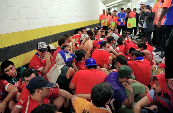 Болельщики сборной Чили, прорвавшиеся в пресс-центр Мараканы