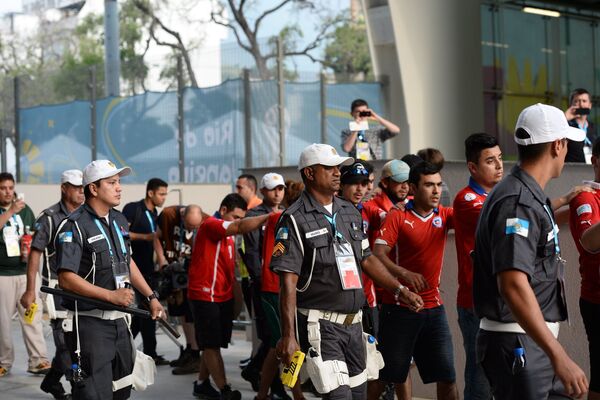 Бразильская полиция задерживает чилийских болельщиков перед матчем.