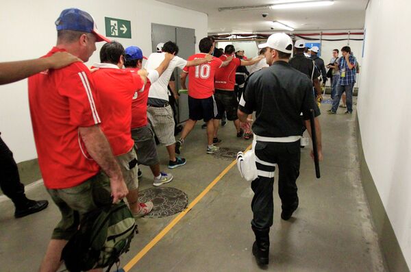 Болельщики сборной Чили, прорвавшиеся в пресс-центр Мараканы /