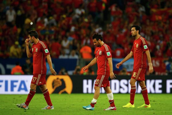 Футболисты сборной Испании после поражения от чилийцев