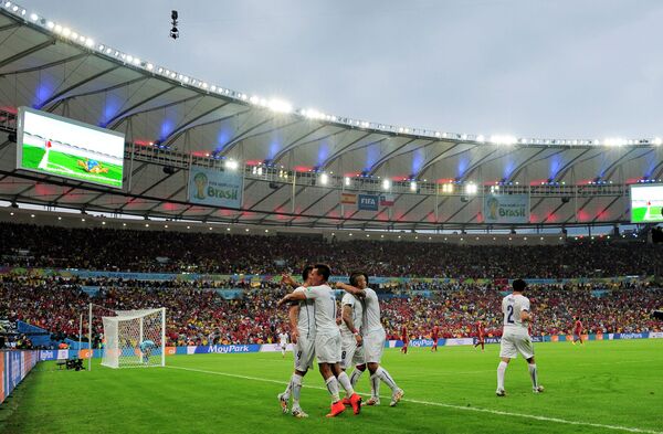 Футболисты сборной Чили радуются забитому мячу в ворота испанской сборной
