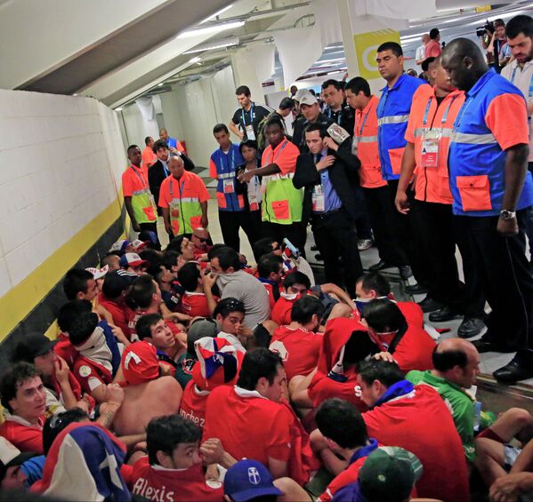 Болельщики сборной Чили, прорвавшиеся в пресс-центр стадиона Маракана