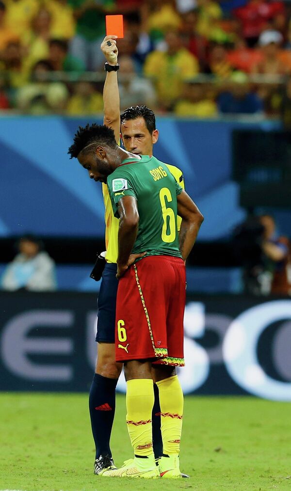 Полузащитник сборной Камеруна Алекс Сонг получает красную карточку.