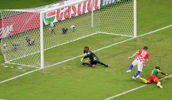 Форвард сборной Хорватии Ивица Олич забивает гол в ворота Камеруна.