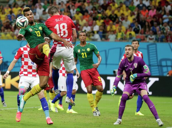 Игровой момент матча Камерун - Хорватия.