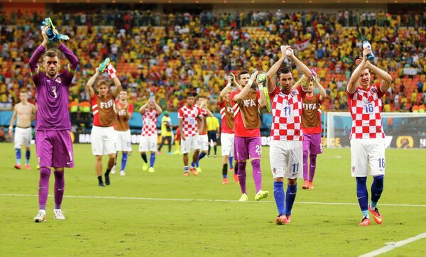 Футболисты сборной Хорватии после победы над Камеруном.
