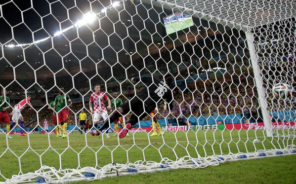 Момент второго гола Марио Манджукича в ворота сборной Камеруна.