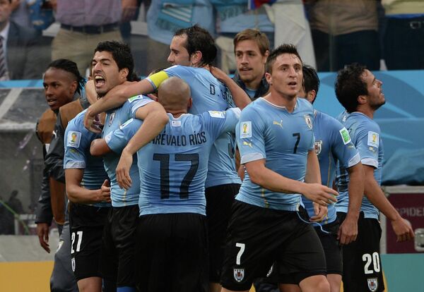 На фото: футболисты сборной Уругвая радуются голу.
