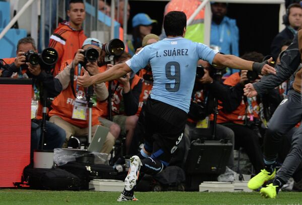 На фото: форвард сборной Уругвая Луис Суарес радуется голу.