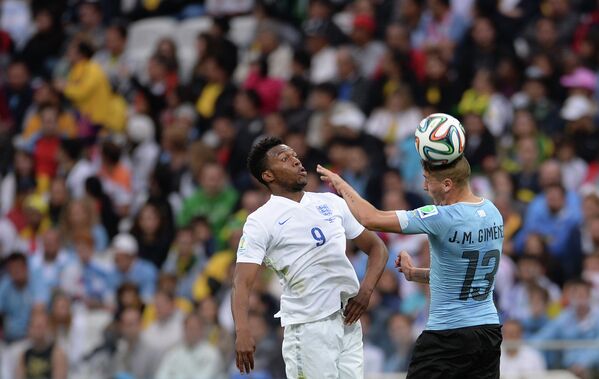 Игровой момент матча Уругвай - Англия
