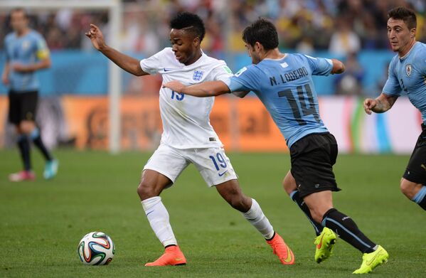 Игровой момент матча Уругвай - Англия