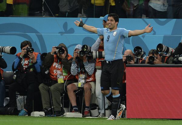 Форвард сборной Уругвая Луис Суарес радуется голу