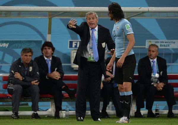 Главный тренер сборной Уругвая Оскар Табарес (слева) и форвард сборной Уругвая Эдинсон Кавани