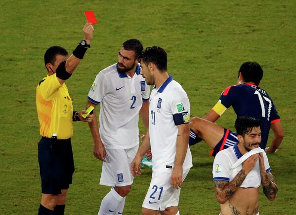 Полузащитник сборной Греции Костас Кацуранис получает красную карточку
