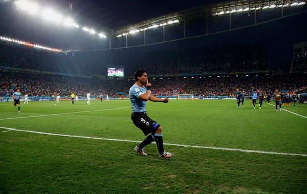 Нападающий сборной Уругвая Луис Суарес празднует забитый мяч в ворота англичан