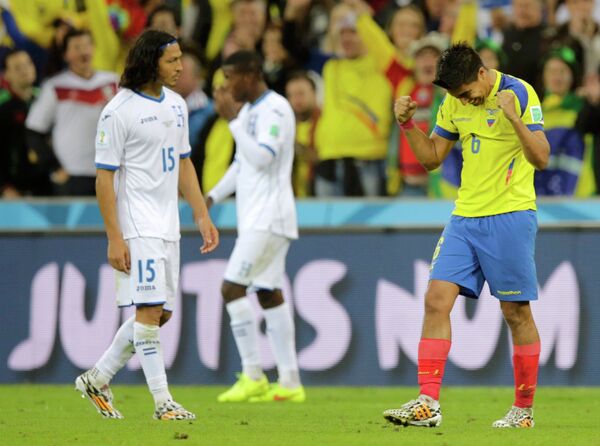 Полузащитник сборной Эквадора Кристиан Нобоа (справа) радуется победе в матче со сборной Гондураса
