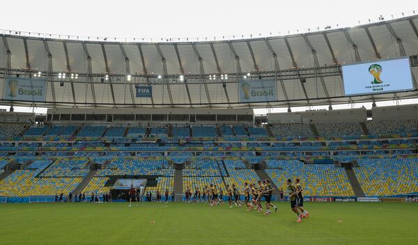 Футболисты сборной России во время тренировки на стадионе Маракана в Рио-де-Жанейро