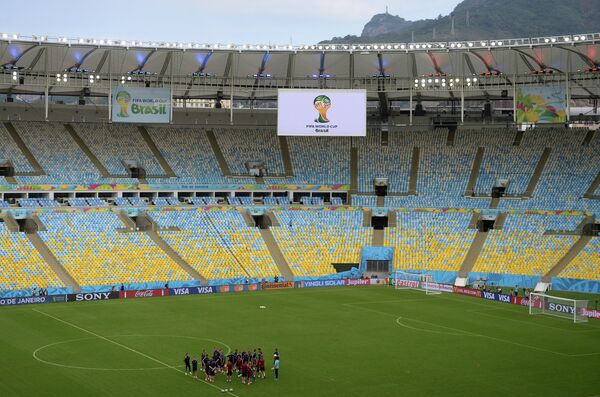 Футболисты сборной России во время тренировки на стадионе Маракана в Рио-де-Жанейро