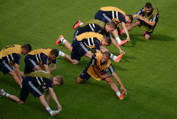 Футболисты сборной России во время тренировки команды на стадионе Маракана в Рио-де-Жанейро