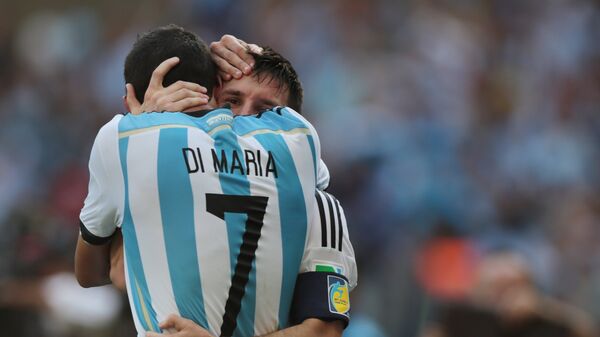 Нападающий сборной Аргентины Лионель Месси (справа) и полузащитник Анхель Ди Мария