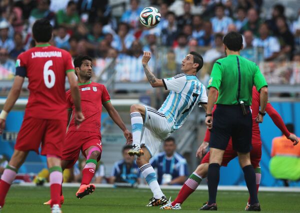 Игровой момент матча Аргентина - Иран