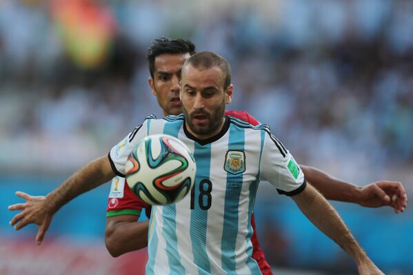 Нападающий сборной Аргентины Родриго Паласио (на первом плане) и защитник сборной Ирана Амир Хоссейн Садеги