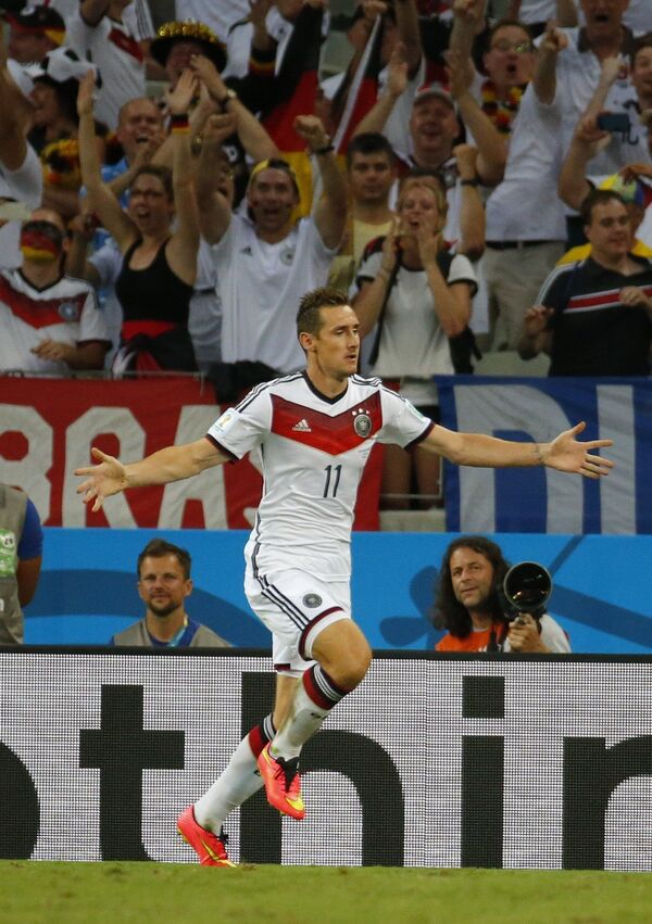 Форвард сборной Германии Мирослав Клозе празднует свой 15-й гол на чемпионатах мира