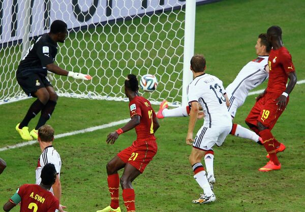 Мирослав Клозе (второй справа) сравнивает счет в матче Германия - Гана