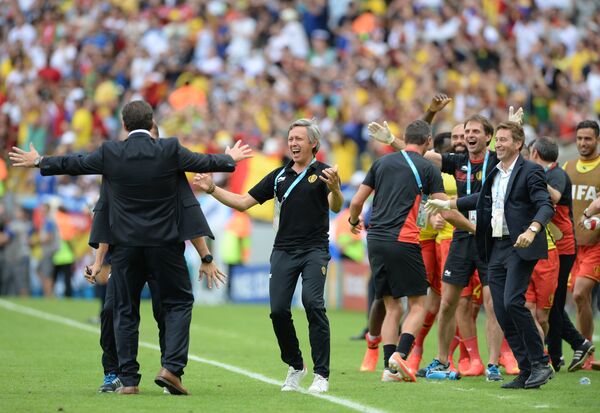 Тренеры и футболисты сборной Бельгии радуются забитому голу
