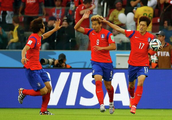 Футболисты сборной Южной Кореи празднуют гол.