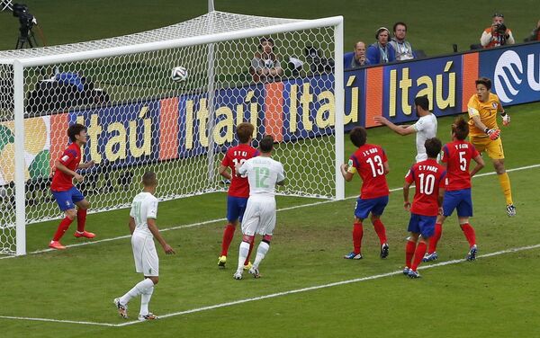 Момент гола алжирцев в ворота сборной Южной Кореи.