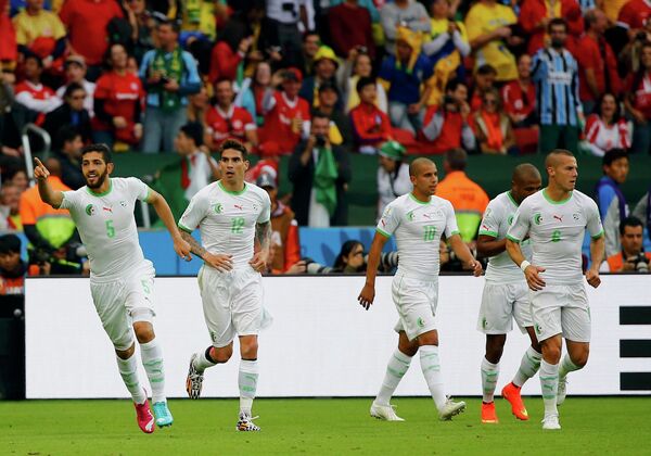 Футболисты сборной Алжира праздную гол в ворота корейцев.