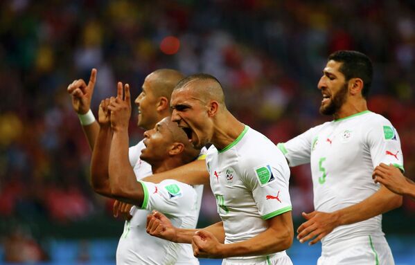 Футболисты сборной Алжира праздную 4-й гол в ворота корейцев