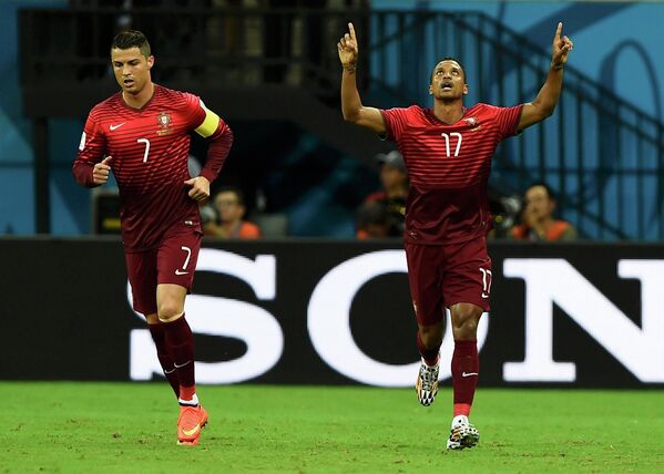 Нападающий сборной Португалии Криштиану Роналду и полузащитник Нани