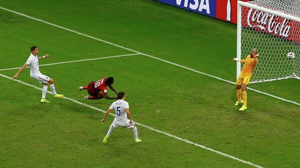 Полузащитник Португалии Варела забивает гол на последней минуте матча.
