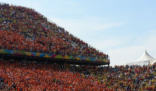 Болельщики в матче группового этапа чемпионата мира по футболу 2014 Нидерланды - Чили на стадионе Арена Коринтианс в Сан-Паулу